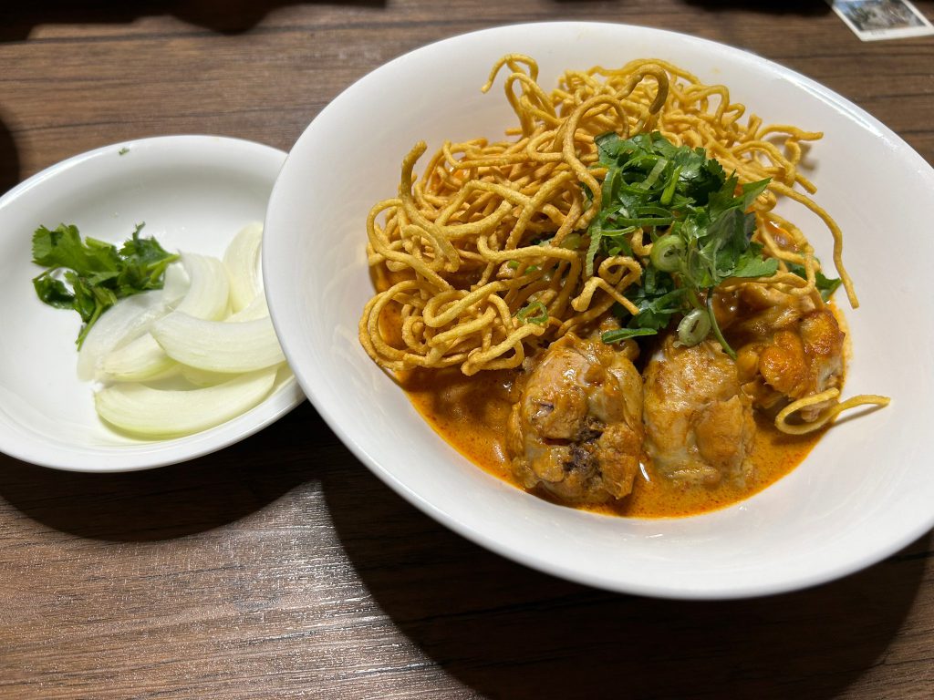 カオソーイ(ข้าวซอย)は、タイ北部で有名な麺料理です。
むかし、タイ北部はいっときミャンマーの領域であったことから......