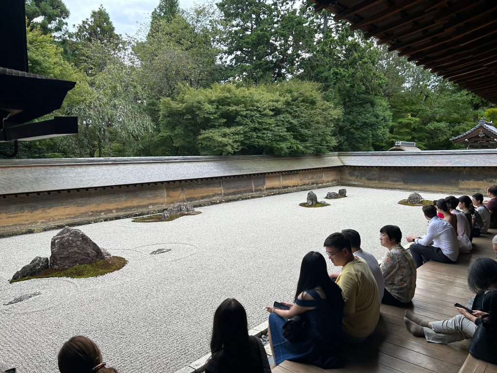 京都、龍安寺に行った。
枯山水の石庭の極致と言われ、.....