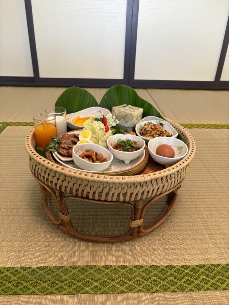 畳の上での、タイ北部スタイルの朝食
